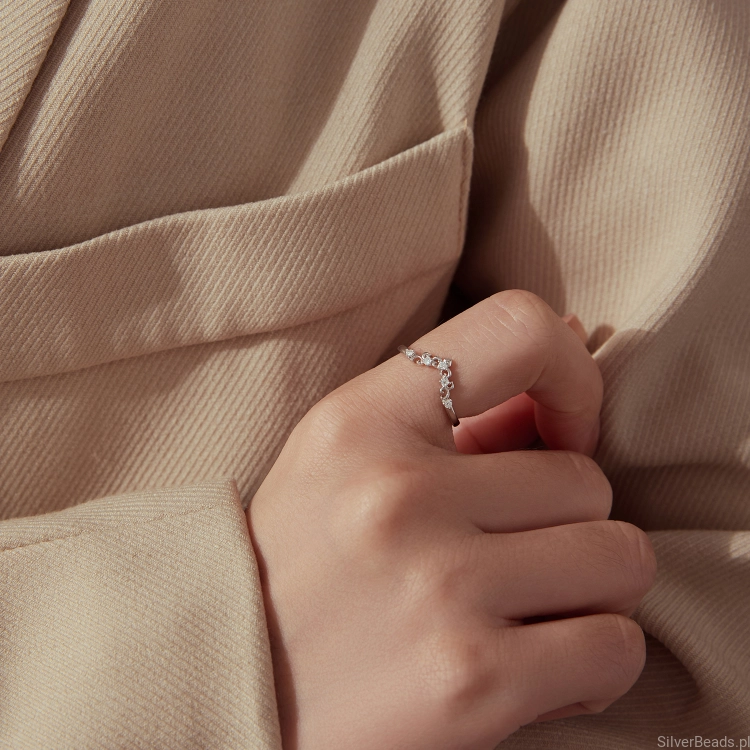 pierscionek-srebrny-925-ornamenty-moissanity.jpg
