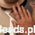 Elegancka dłoń z pierścionkiem i nude manicure.png