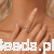 Srebrny pierścień z kolibrami na dłoni.png