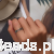 Elegancki pierścionek z zielonymi koniczynkami.png