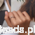 Srebrny pierścionek chevron na dłoni.png