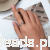 Srebrny pierścionek na dłoni.png