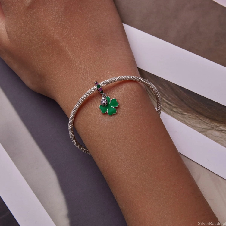 Uniwersalny srebrny charms czterolistna koniczynka z biedronką pasujący do Pandora SilverBeads Apart Yes Kuru i innych bransoletek modułowych G318